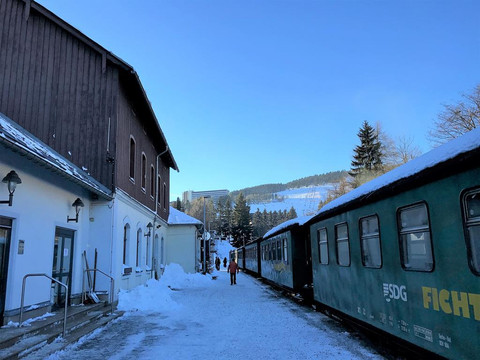 Bahnhof Winter ZU BLAU