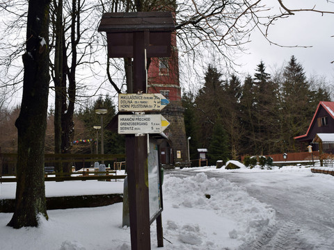 Wanderwegweiser auf dem Tanzplan