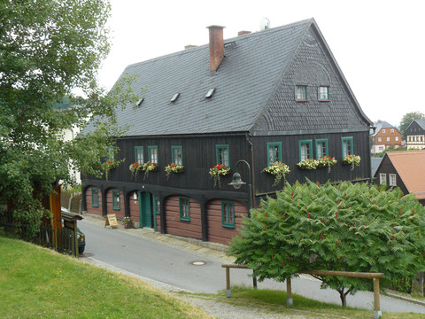 Das Umgebindehaus in welchem die Waldarbeiterstube zu finden ist.