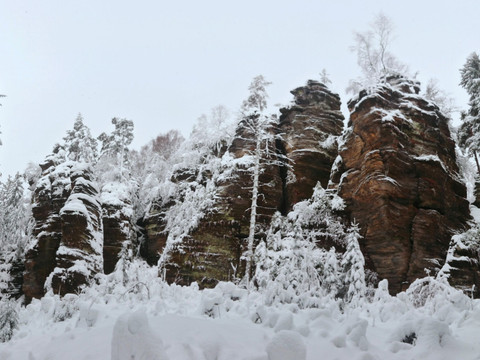 Verschneite Felsen am Wormsbergweg