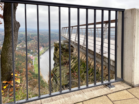 "Schwebende" Plattform der neuen Basteiaussicht mit Blick auf Kurort Rathen und Elbe