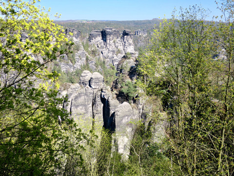 Blick von der Aussicht am Panoramahotel über die Felsen des Wehlgrunds
