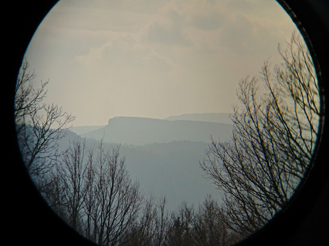 Fernsicht mit Fernglas auf Hohen Schneeberg