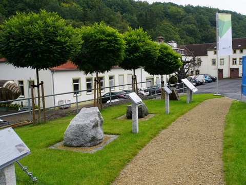 Weg der Gesteine Sachsens mit Blick in das Besucherzentrum