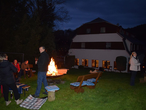 Pension Lachmann - Lagerfeuer im Garten
