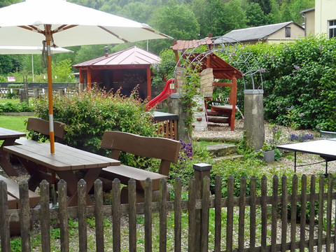 Grünstück mit Sitzgruppe, Spielplatz & Tischtennis