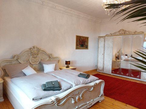 Schlafzimmer 1-1