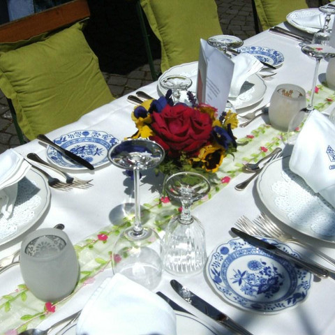 Gedeckter Tisch im Garten