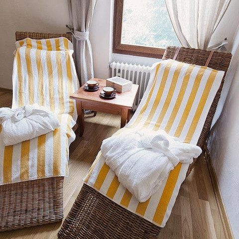 Ruheliegen im Wellnesszimmer mit Infrarotkabine