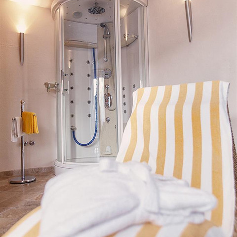 Ruheliege mit Erlebnisdusche im Wellnesszimmer