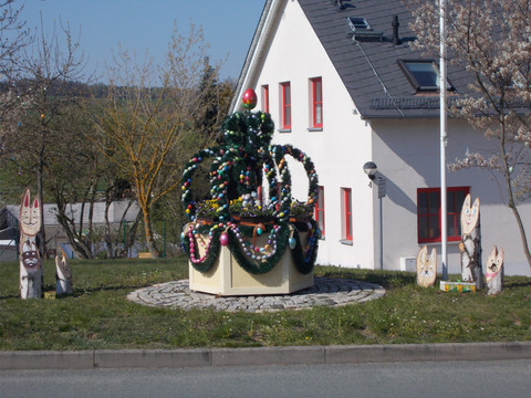 Osterkrone mit Holzhasen in Mohlsdorf