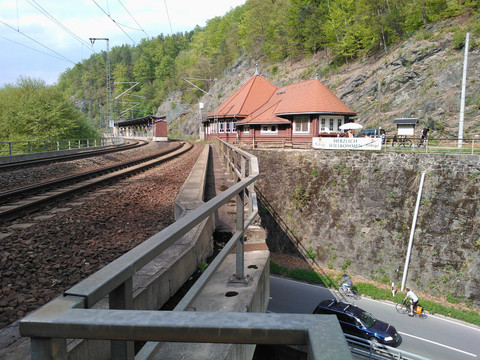 Blick auf Wanderbahnhof Edle Krone