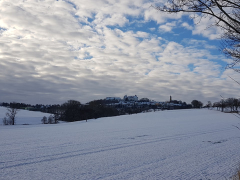 Panoramarundweg und Fernwanderweg Ostsee-Saaletalsperren - Blick aus Richtung Hohenfichte zum Schloss Augustusburg