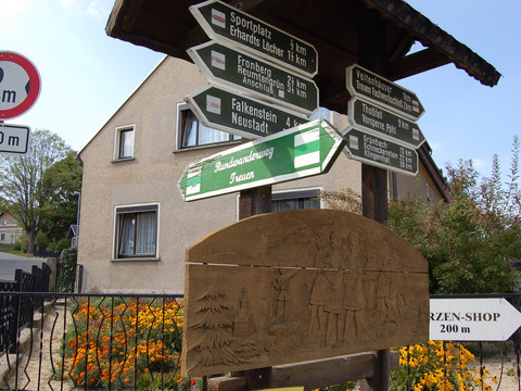 Wegweiser auf dem Rundwanderweg Treuen