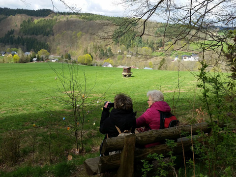 Rast am Knochenrundweg mit Blick auf Hennersdorf