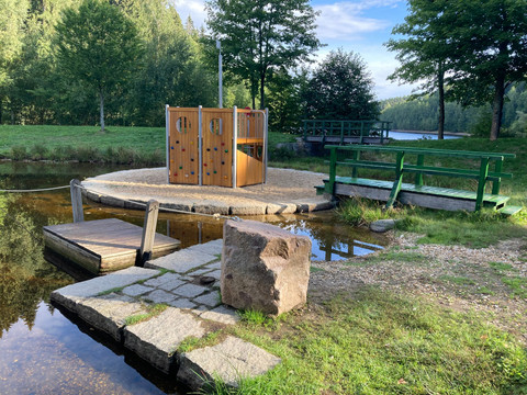 Wasserspielplatz Talsperre Falkenstein Felsenweg 2