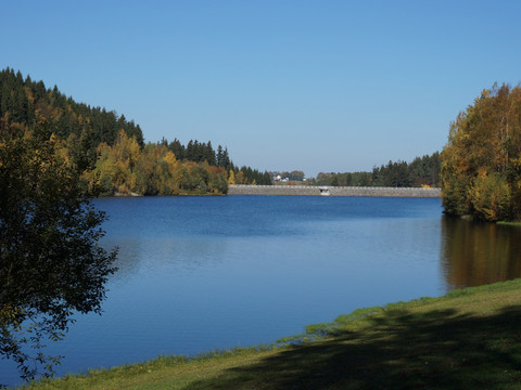 Blick zur Staumauer der Talsperre Falkenstein