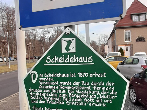 Eine der Informationstafeln auf dem Stadtrundgang am Besucherbergwerk Berggießhübel.