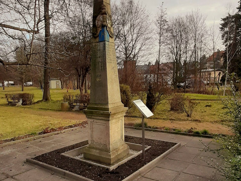 Postmeilensäule am ehemaligen Bahnhof Berggießhübel
