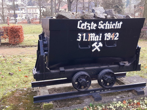 Grubenhunt am ehemaligen Bahnhof zur letzten Schicht in Berggießhübel am 31.05.1942.