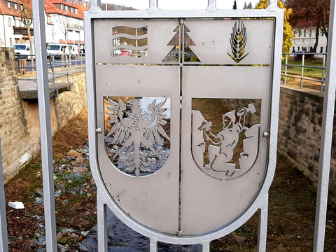 Stadtwappen der Stadt Bad Gottleuba-Berggießhübel an der Kirchbergbrücke.