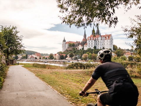 Auf dem Elberadweg in Meißen - Blick auf die Albrechtsburg