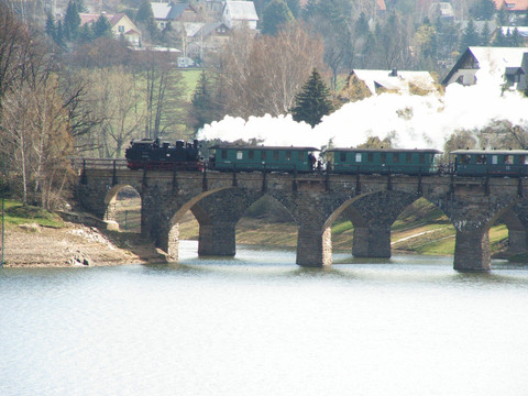 Weißeritztalbahn dampft über die Malter