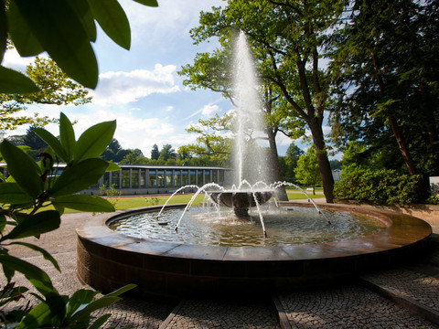 Waldspringbrunnen mit Blick auf die KunstWandelhalle