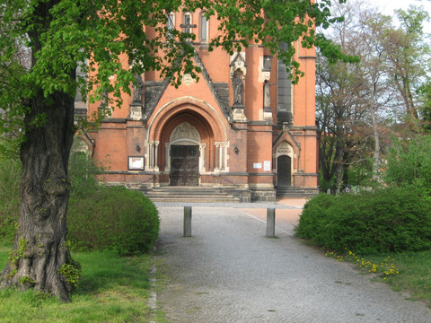 Eingang der Maria-und-Martha-Kirche am August-Bebel-Platz
