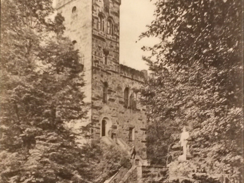 historische Czorneboh-Ansicht mit dem ersten steinernen Bergaussichtsturm der Oberlausitz