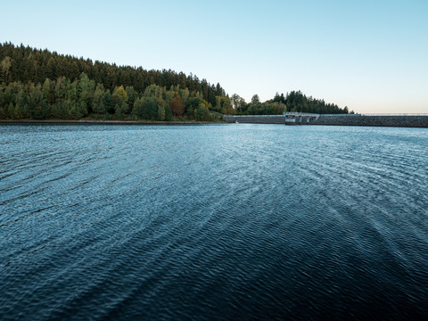 Blick zur Staumauer der Talsperre Falkenstein
