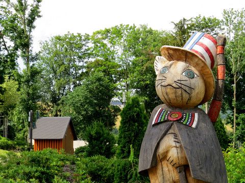 Holzskulptur "Gestiefelter Kater" am Märchenhäuschen im Stadtpark