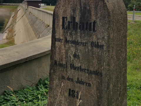 Denkmal zur Errichtung des Staudammes des Dörnthaler Teiches