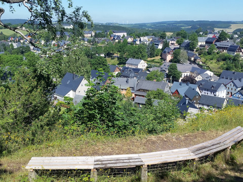 Aussicht vom Bergbaulehrpfad auf den Kurort Seiffen