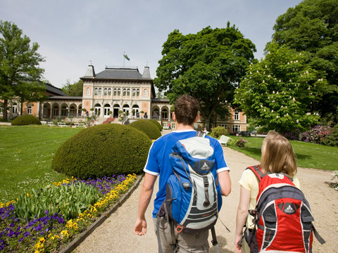 Wanderer vor dem Königlichen Kurhaus in Bad Elster
