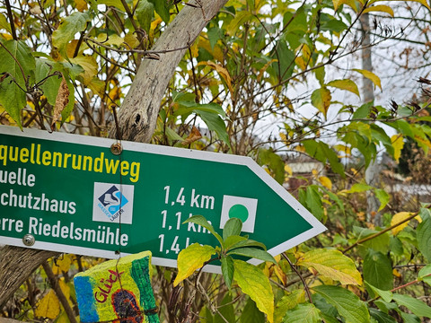 Waldquellenrundweg Langenwolschendorf - Wegweiser