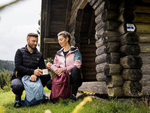 Rast an einer Schutzhütte