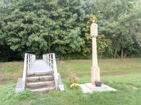 Gebetsäule vor dem Lasker Auwald