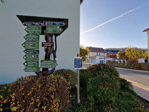 Wegweiser am Erlbacher Bergkönig