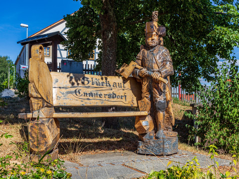 Geschnitzte Bank in Cunnersdorf