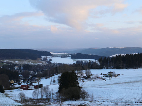 Panoramablick auf Elterlein und Schwarzbach - im Hintergrund Fichtelberg u. Oberbecken Markersbach