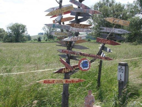 Wegweiser in Leuba zum Eisparadies Baumann