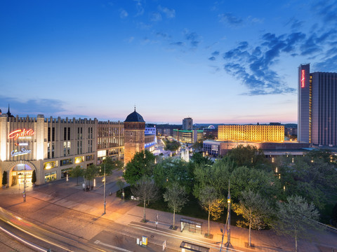 Roter Turm und Stadthallenpark am Abend