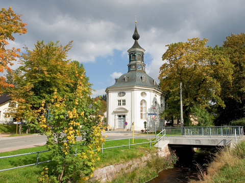 Trinitatiskirche (1684-88) in Carlsfeld; älteste Rundkirche in Sachsen