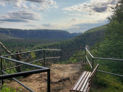 Aussicht vom Großstein zu den Affensteinen und der Schrammsteinkette dahinter