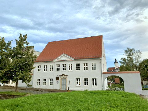 Miejsce urodzenia Ringelnatz Dom narodzin Joachima Ringelnatza w Wurzen, prosty, bielony budynek.