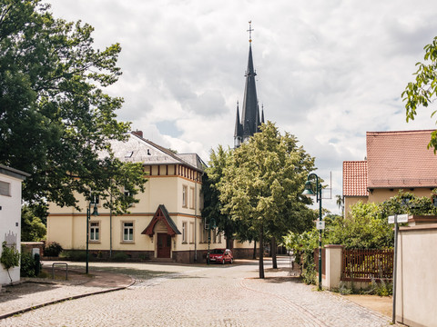 Unterwegs in Weinböhla, Blick zur Kirche