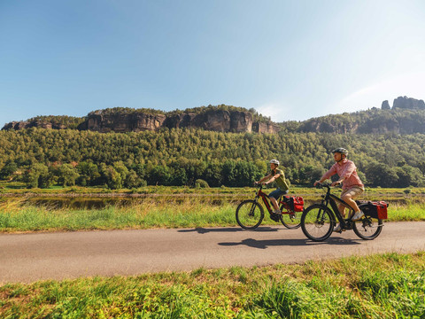 Elberadweg gegenüber der Schrammsteine