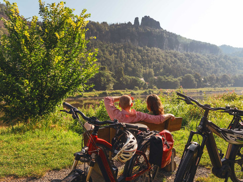 Pause am Elberadweg gegenüber der Schrammsteine