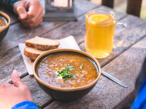 Gulaschsuppe und heiße Zitrone im Mühlenhof in Schmilka